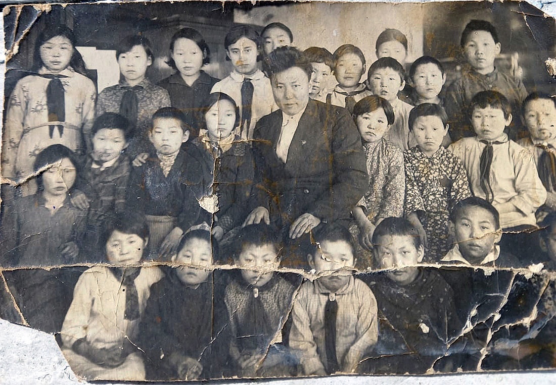 В верхнем ряду справа - Антонов Спиридон Иванович.
Школа в п. Тиит-Арыы приблизительно 1938 год. - Фото разных лет из семейного альбома